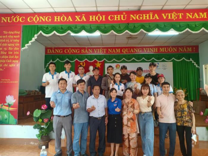 Trao quà cho bà con khó khăn và học sinh vượt khó tại Bình Phước (14/05/2022)